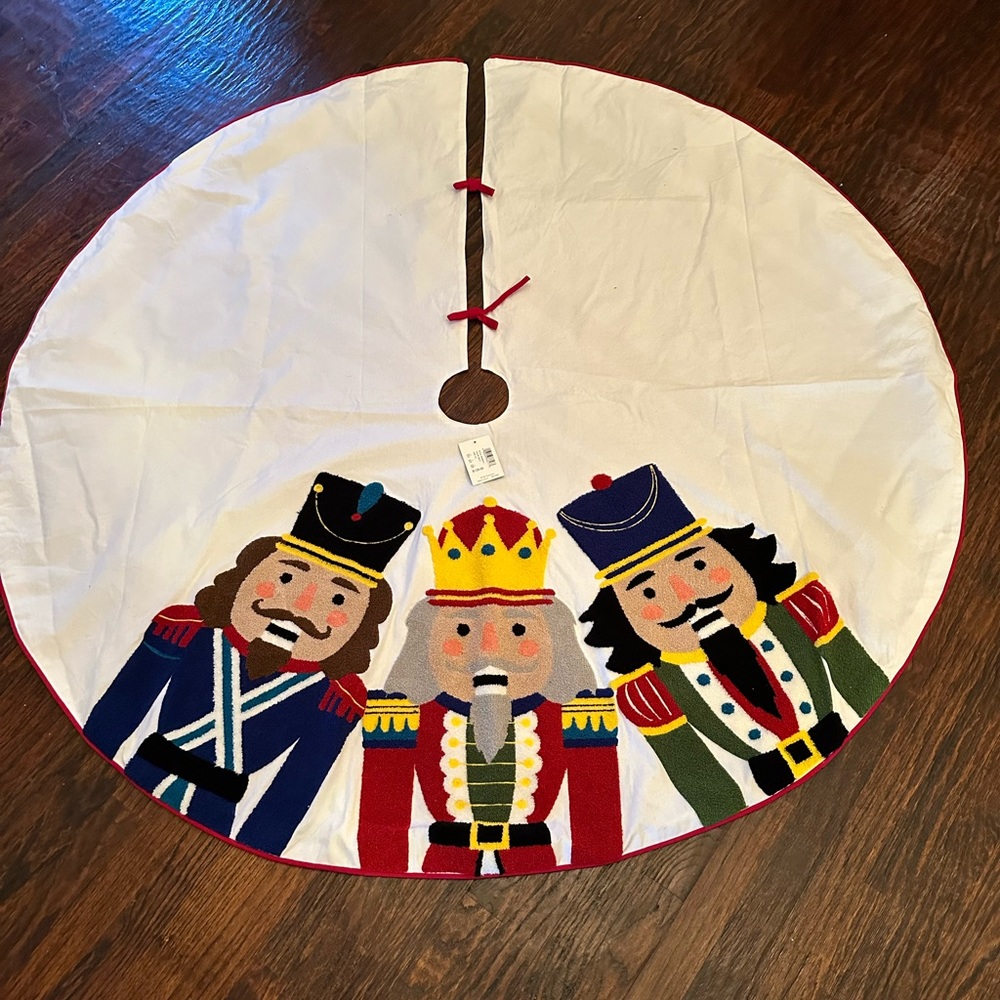 NWT Cutest tree skirt ever…Nutcrackers size 59” in diameter